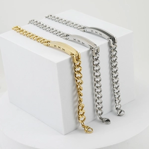 Détail de bracelets gourmette en or 18 carats et argent avec plaques à découpes géométriques