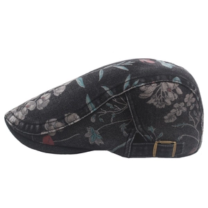 Détail d'un béret en denim vintage avec imprimé fleuri et boucle de réglage en laiton