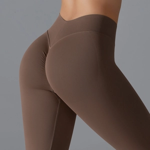 Nahaufnahme der nahtlosen dunkelbraunen Yogahose mit Scrunch-Po und V-Taillen-Konturierung