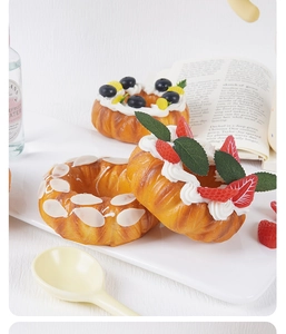 Nahaufnahme von realistischen Erdbeer- und Blaubeer-PU-Donuts auf Keramiktablett