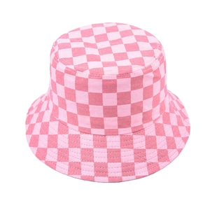 Chapeau bob à damier rose et blanc avec sommet plat et bord renforcé sur fond blanc