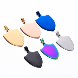 Pendentifs bouclier en acier titane en six couleurs dont l'or, le bleu et l'argent sur blanc