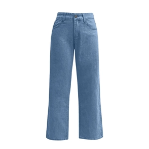Gros plan du denim bleu en tencel montrant la texture détaillée du jean à coupe droite