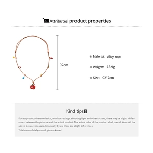 Vue détaillée du collier pendentif pomme coloré avec dimensions et spécifications de taille