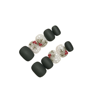Faux ongles d'orteils festifs d'hiver en vert mat avec motifs de pin et baies rouges