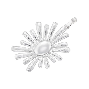Détail du pendentif fleur de soleil argenté vintage avec perle ovale centrale