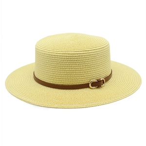 Chapeau de paille à bord plat avec ruban en cuir marron et boucle dorée pour la plage été