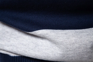 Detailaufnahme des dunkelblau-grau gestreiften Strickstoffs mit feiner Textur