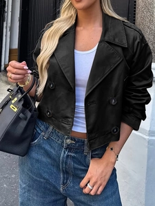 Detail einer schwarzen zweireihigen Damenjacke aus Kunstleder mit Revers im Streetstyle