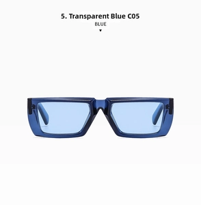 Detail einer transparent blauen Rechteck-Sonnenbrille mit silbernen Scharnieren und blauen Gläsern