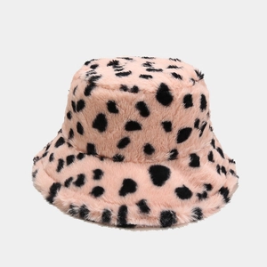 Dettaglio del cappello alla pescatora rosa leopardato con morbida trama in peluche