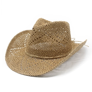 Dettaglio della trama traforata e della tesa del cappello da cowboy in paglia