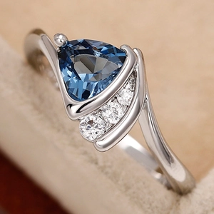 Bague élégante en argent avec zircon bleu triangulaire et accents latéraux pour femme