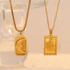 Collana geometrica in acciaio inossidabile placcato oro 18K con ciondoli luna e sole incisi