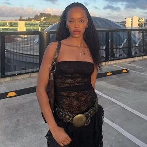Détails de la dentelle noire sur cette robe d'été élégante avec bustier sexy