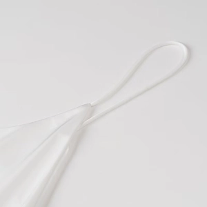 Dettaglio dell'abito midi in raso bianco con spalline sottili e trama di seta fine