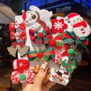 Detailoverzicht van kersthaarspeldjes met pluchen beer, sneeuwpop en feestelijke strikken