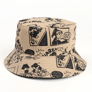Détail d'un bob en coton beige au style urbain avec des motifs de bandes dessinées
