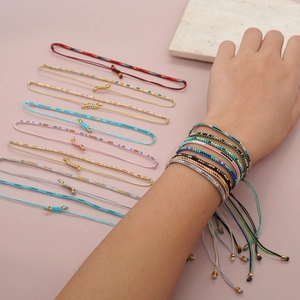 Braccialetti dell'amicizia bohémien colorati fatti a mano con cordoncini regolabili