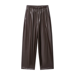 Detail der dunkelbraunen Kunstleder-Hose mit weitem Bein und elastischem Faltenbund