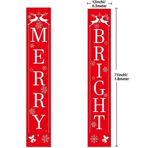 Dettaglio degli striscioni natalizi rossi per portico con scritte Merry e Bright