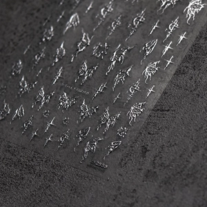 Macro di adesivi per unghie a farfalla argento Y2K con stelle metalliche e linee fluide