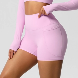 Détail du short de yoga taille haute avec poches latérales en tissu rose clair