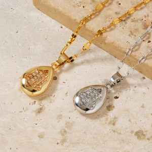 Collier avec pendentif goutte et pierres en zircon étoilé en finitions or et argent