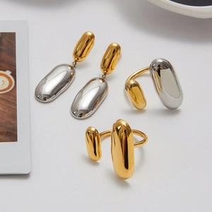 Set di gioielli minimalisti in acciaio inossidabile bicolore con anelli e orecchini in oro