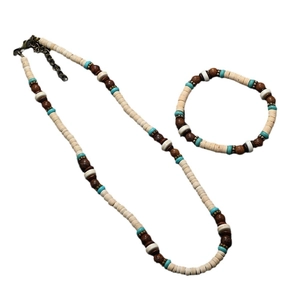 Ensemble collier et bracelet en bois de coco bohème avec accents turquoise sur fond blanc