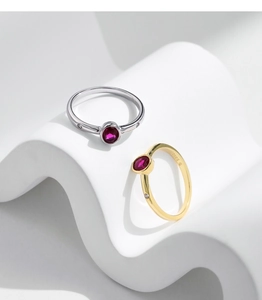 Détail de bagues en argent S925 et or avec pierres ovales de couleur rouge rubis