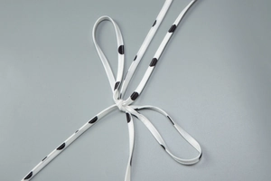 Dettaglio ravvicinato di un fiocco decorativo in tessuto a pois bianchi e neri