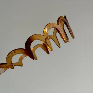 Close-up of amber tortoiseshell wavy headband with non-slip teeth for secure styling