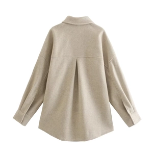 Vue détaillée d'un manteau en laine kaki avec pli creux au dos et col chemise classique