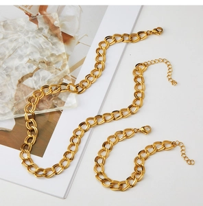 Dettaglio del set catena a maglie grosse placcata oro 18K con maglie a trama spirale
