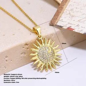Macro del ciondolo a forma di sole in rame placcato oro 18K con cristalli di zirconia