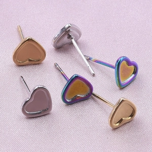 Macro shot of 304 stainless steel heart-shaped stud earrings in gold, silver, and rainbow colors