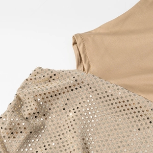 Détail du tissu à paillettes champagne et du matériau tissé lisse sur la robe