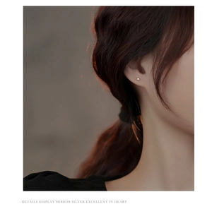 Vue détaillée de la boucle d'oreille minimaliste en argent miroir au fini brillant