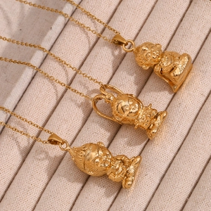 Collier avec pendentif 3D Sun Wukong plaqué or 18K sur plateau de présentation beige