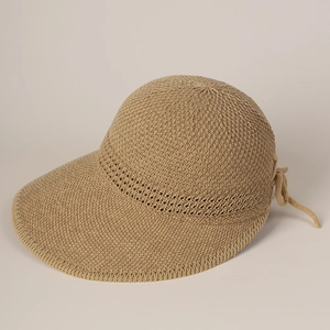 Dettaglio cappello parasole in maglia con fiocco intrecciato e tesa larga anti-UV