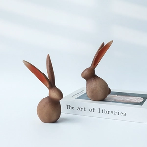 Figurines de lapin modernes en résine marron sur des livres pour décor de salon