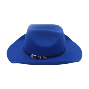 Vue détaillée d'un chapeau de cowboy bleu avec sangle en cuir noir et boucle argentée
