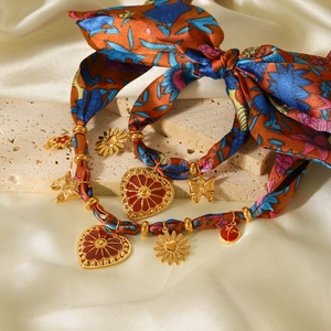 Collier foulard en soie style resort avec pendentifs papillon et cœur dorés