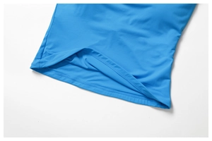 Détail macro de l'ourlet du gilet de sport bleu vif avec couture professionnelle double