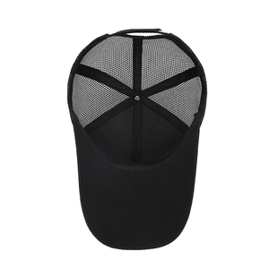 Cappello trucker nero da uomo con tesa allungata e rete traspirante estiva