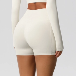 Vue détaillée du short de yoga beige à taille haute avec poches latérales pour femme