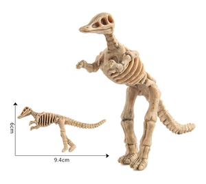 Detailliertes Dinosaurier-Fossilskelett aus beigem Harz mit Maßen von 9,4 cm x 6 cm