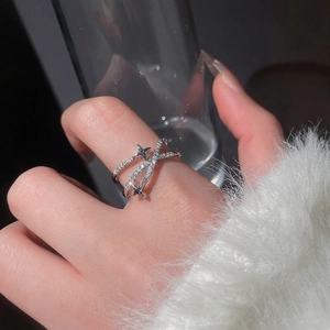 Bague ajourée en zircon étincelant avec étoiles croisées et finition argentée chic