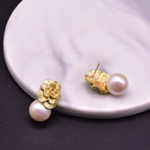 Elegant 925 silver gold-plated flower stud earrings with natural white pearls